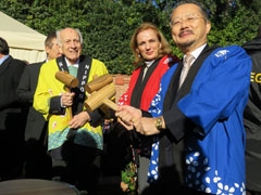 Apertura del barril de sake