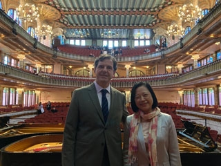 La Cónsul General Shikata y el Sr. Uriach