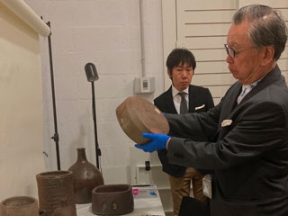 En el Museo Etnològico el alcalde de Bizen Sr. Yoshimura pudo inspeccionar las piezas de cerámica Bizen que alberga la entidad
