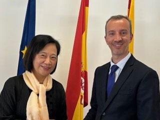 La Cónsul General Shikata y el Director de Casa Asia Sr. Parrondo