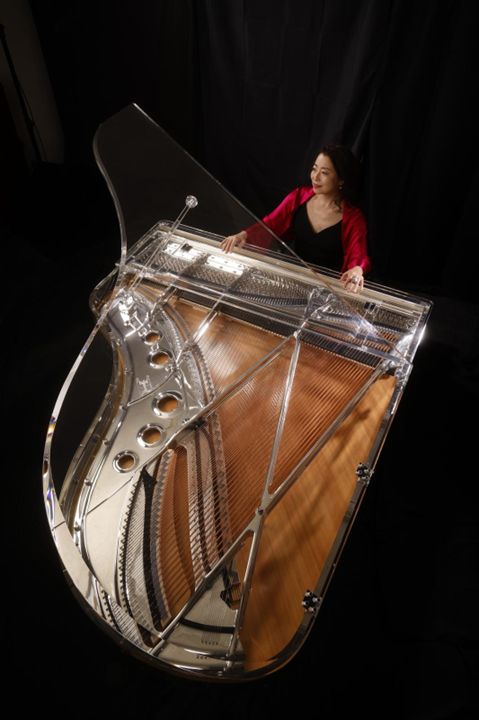 Mine Kawakami tocando en el piano de cristal