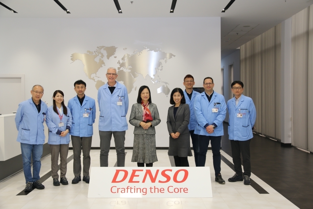 El equipo de Denso Barcelona junto a la Cónsul General y Cónsul General Adjunta