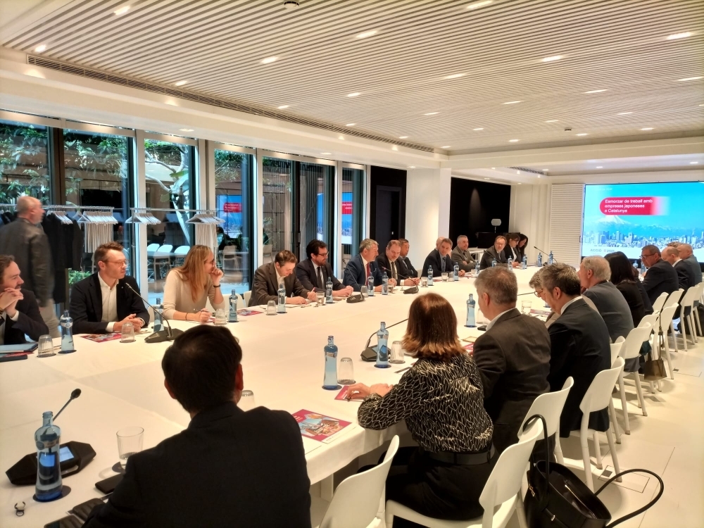 Los asistentes sentados en la sala