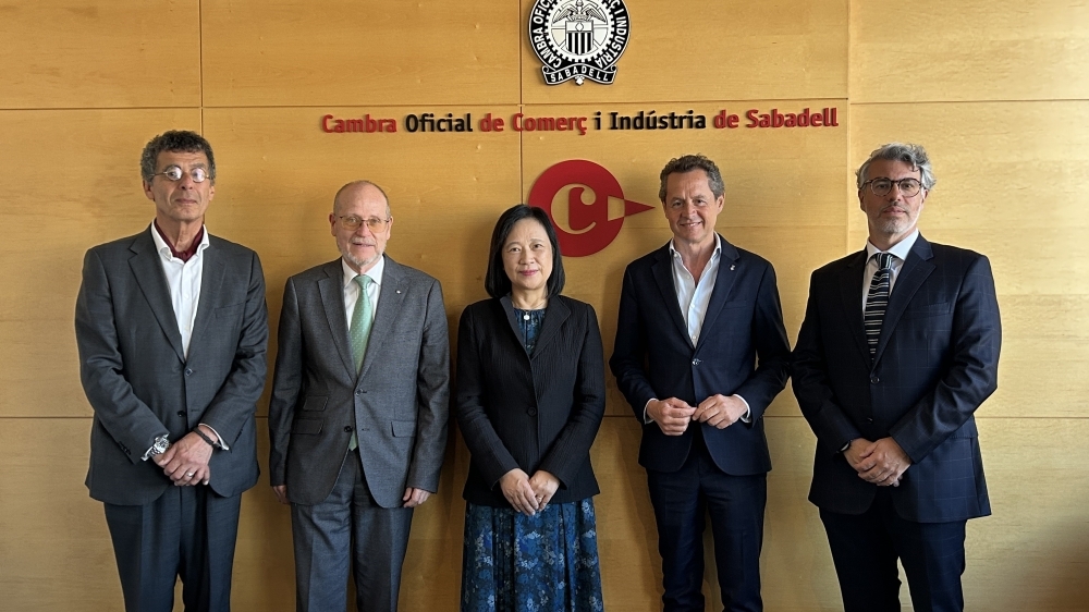 Las autoridades del Ayuntamiento de Sabadell y de Shachokai junto a la Cónsul general