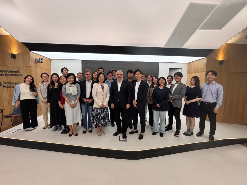 Los estudiantes junto al teniente de alcalde y la cónsul general
