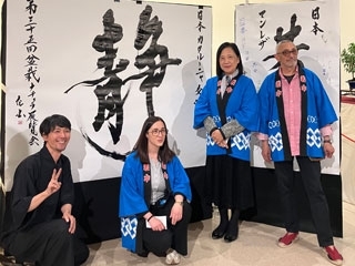 El artista calígrafo Mitsuru Nagara, la Regidora del Ayuntamiento, la Cónsul General y el organizador de la Exposición Bonsai Natura ante la obra en tinta negra de Mitsuru Nagata