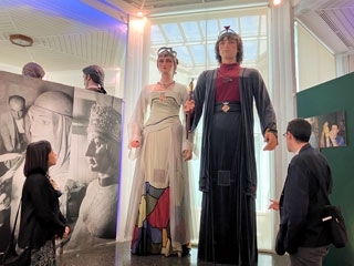 El director del Departamento de Patrimonio Culttural del Ayuntamiento de Barcelona muestra a la Cónsul General Gegants en el Museo Etnológic de Montjuïc