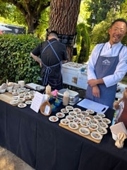 Uno de los puestos de Alaska Seafood Marjet con pequeños platos para degustar el salmón