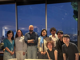 La Cónsul General, la Cónsul General Adjunta y los participantes en el programa de jóvenes líderes japonesas ante una ventana