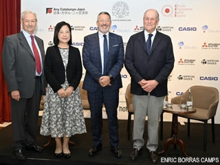 El Presidente de Círculo Empresarial Japón España,, la Cónsul General, el Conseller de Empresa y el Presidente del Círculo Ecuestre en el escenario ante sillas, mesas bajas y un photocall con los logos de las empresas colaboradoras