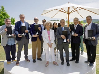 La Cónsul General junto a varias autoridades de Spinreact y el alcalde de La Vall d'en Bas