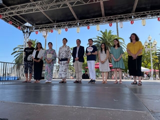 El Presidente de la Asociación de Cultura Japonesa, la Comisionada de Relaciones Ciudadas del Ayuntamiento de Barcelona, la Cónsul General, el director de Fundación Japón, el director de Casa Asia y otras autoridades en el escenario del festival Matsuri Barcelona