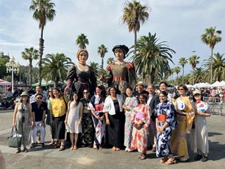 Autoridades y miembros de Minna no odori posando ante los gegants antes del baile bon odori