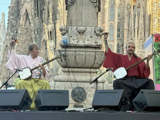 Kenichi Yoshida y José Luque tocando sus shamisen durante el concierto