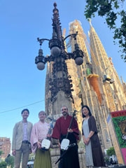 Los músicos Kenichi Yoshida y José Luque con los shamisen junto a la Cónsul General y ante la Sagrada Familia