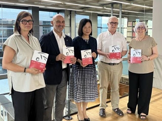 la Directora de l'Arxiu Nacional, el Director General de Patrimoni Cultural de la Generalitat de Catalunya y los comisarios de la exposición "Candor i Coratge enseñando una copia del catálogo de la exposición cada uno