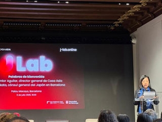 La Cónsul General ofrece unas palabras ante el logotipo de JLab
