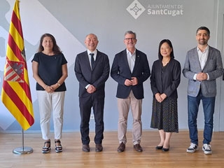 La Concejala de Educación, el Director del Colegio Japonés, el Alcalde de Sant Cugat, la Cónsul General y el Teniente de Alcaldía de Relaciones Institucionales al lado de la bandera de Sant Cugat 