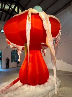 La obra “Florecer contra la bomba”