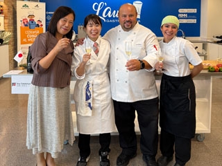 La Cónsul General, la chef Miku INOUE, el chef Jordi Esteve y su asistente levantan una copa