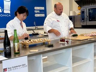 La chef INOUE y el chef Esteve durante la presentación preparando un plato japonés y uno catalán