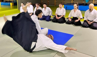 Practicantes de aikido haciendo un lanzamiento