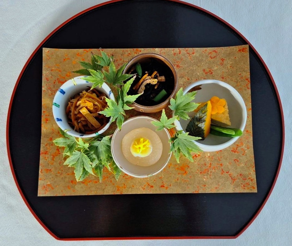 Bandeja con cuatro platos pequeños de estilo de cocina obanzai