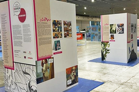 Primer panel y paneles de varios autores de la Exposición Japan International MANGA Award