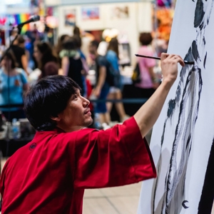 Mitsuru NAGATA creando una grulla de sumi-e