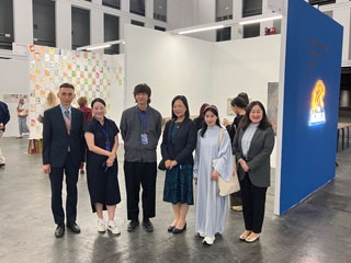 La Cónsul General junto a autoridades de Swab, Fundación Japón y artistas de la galería Matter