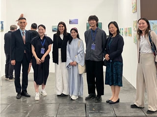 La Cónsul General junto a autoridades de Swab, Fundación Japón y artistas de la galería Matter