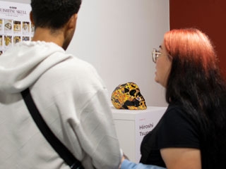 Dos visitantes ante una de las obras de que interpretan SKULP