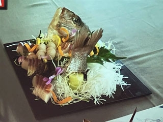 Imagen de un plato de pescado cortado en sashimi