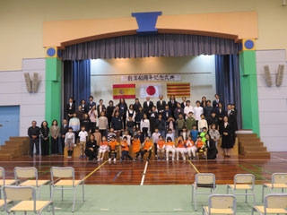 Foto de grupo de todas las personas presentes durante el acto de la ceremonia