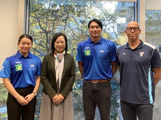 La Cónsul General junto a los jugadores de waterpolo de la Federación Japonesa de Natación