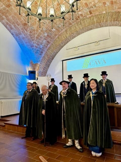 La Cónsul General con la capa de dama cofrade junto a autoridades de la cofradía