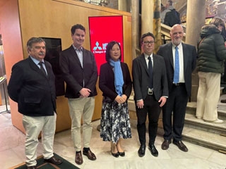 La Cónsul General junto a las autoridades de Fundació Orfeó Català–Palau de la Música Catalana y a Mitsubishi Electric 