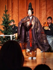 El maestro Kanji Shimizu interpretando la obra Noh Matsukaze