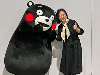 La Cónsul General junto a la mascota Kumamon