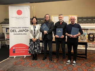 La Cónsul General y  los ganadores del Premio de Bronce del International MANGA Award, Salva Rubio, Ricard Efa y David Morancho 