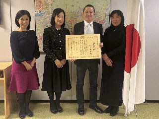 La Cónsul General Adjunta, la Cónsul General, el Sr. Matsuhisa y su esposa