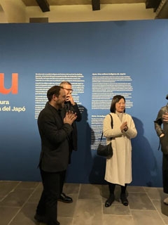 El cocomisario de la exposición Ricard Bru, el gerente del Institut de Cultura Oriol Martí y la Cónsul General en la exposición Aynu