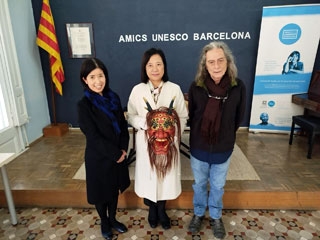 La Cónsul General Adjunta, la Cónsul General enseñando una máscara oroshi y el Sr. Nacho Rovira de Amics per la UNESCO