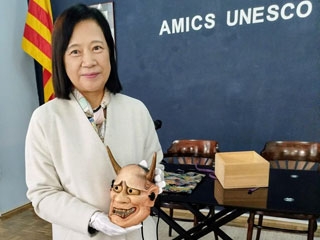 La Cónsul General sujetando una máscara hannya de Amics per la UNESCO