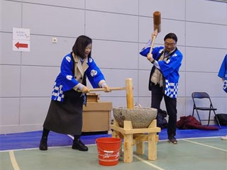 La Cónsul General participa en la elaboración tradicional de mochi
