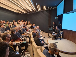 La Cónsul General ofreciendo la charla ante el público