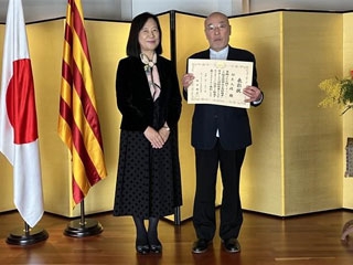 La Cónsul General y el Sr. Hisao Suzuki, que enseña el diploma