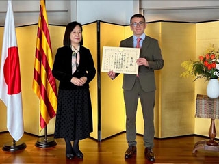 La Cónsul General y el Sr. Lluc Vidal, que enseña el diploma