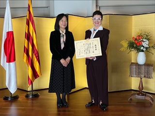 La Cónsul General y la Sra. Carme Ruscalleda, que enseña el diploma