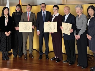 Los premiados junto a sus acompañantes, la Cónsul General y la Cónsul General Adjunta